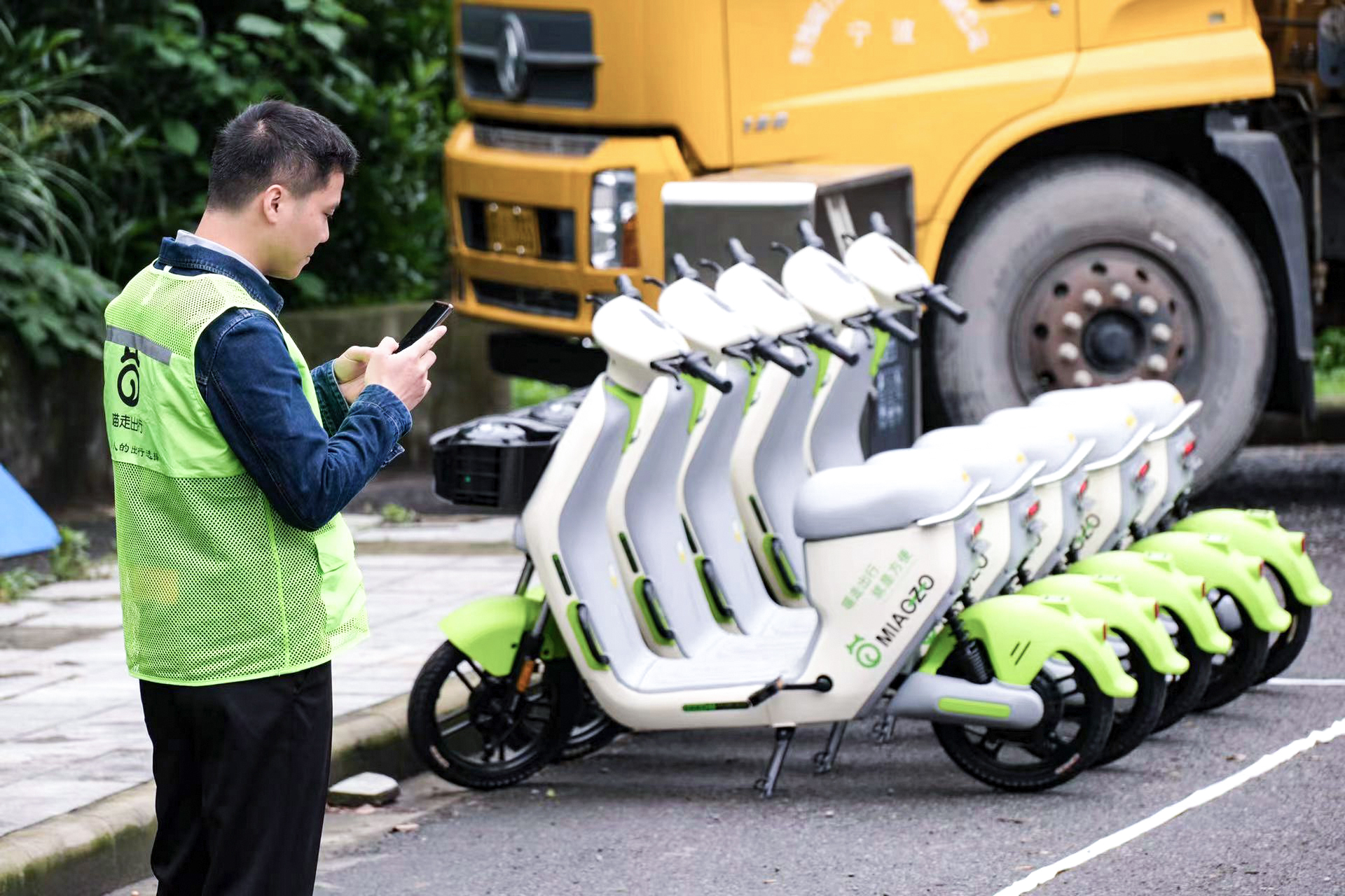 共享電動(dòng)車(chē)投放街頭