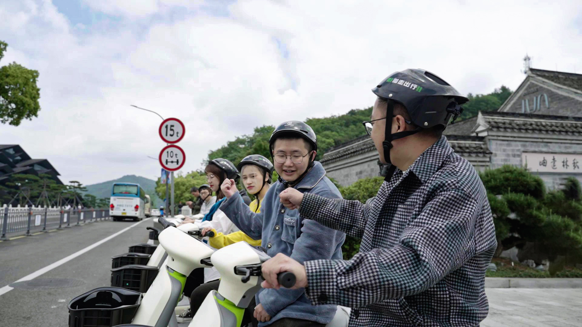 騎共享電單車務(wù)必要注意安全行駛